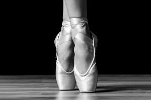 en pointe ballet shoes